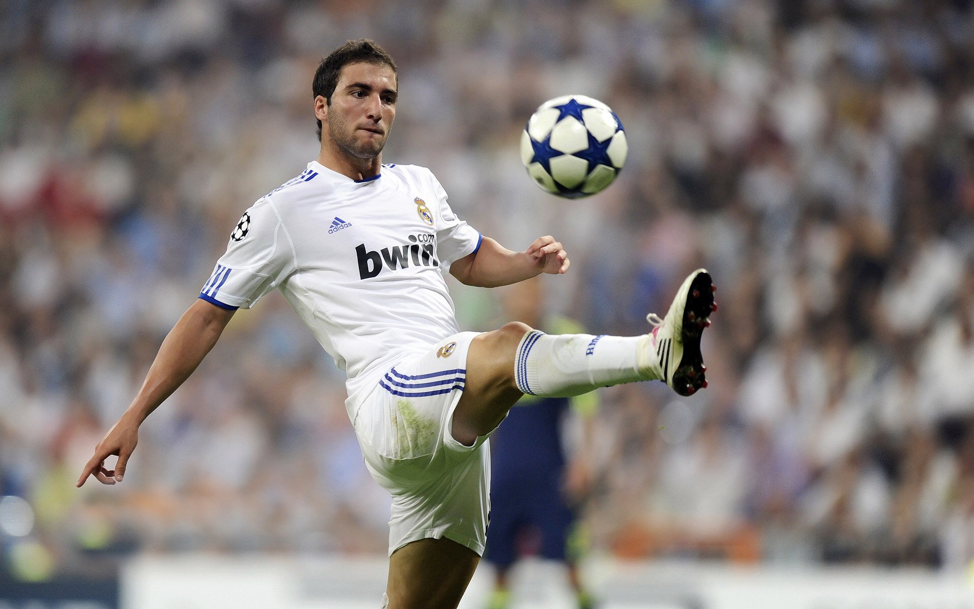 “战术大比拼：两支强队的攻守大变革带来什么样的结果？”